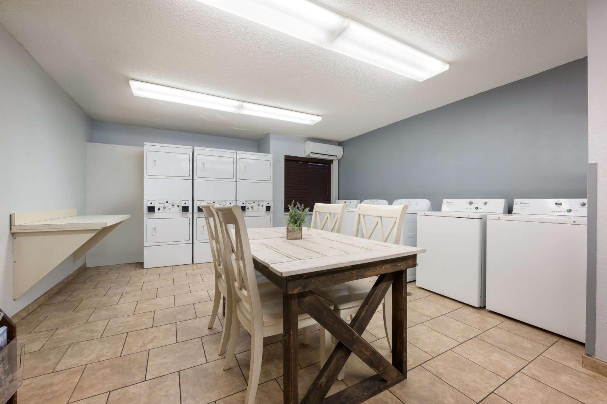 Sonesta Simply Suites Huntsville Research Park Екстер'єр фото